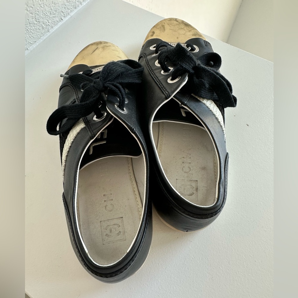 Chanel leather sneakers size 36.5 - Picture 2 of 4